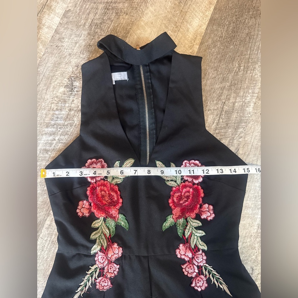 NLW size SM black skort w stitched pink floral pattern on front, cutout V-neck - Picture 6 of 7